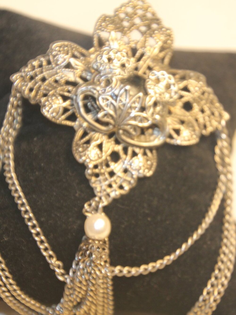 Vintage brooch. Silve tone with faux pearl & black resin cabochon.